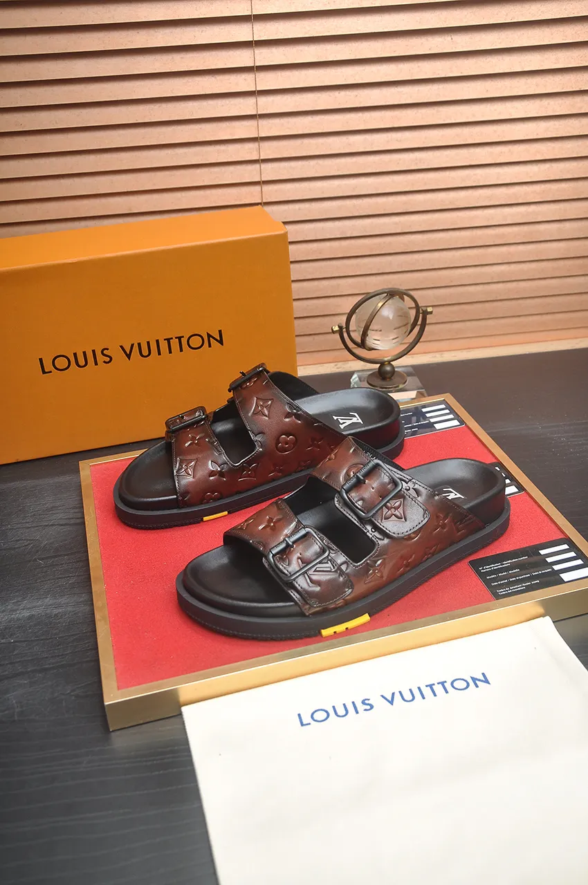 Men's shoes 💰400💶 [Louis Vuitton LV slippers] (high-end cowhide) counter 1:1 fashion style, a must-have for summer! The designer used LV’s iconic outsole. The original simple slippers instantly become fashionable! The upper is made of flexible special cowhide leather straps alternately, and the workmanship is exquisite! A must-have for stylish men in summer, size 38-45 (45 customized)